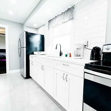 2 Homes, 1 Stay-7Br Niagara Falls Compound